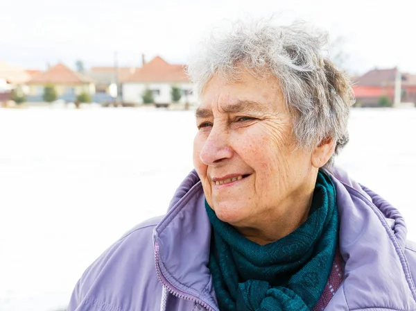 Uśmiechający się starsza kobieta — Zdjęcie stockowe