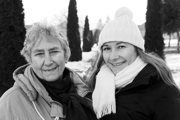 Gülümseyen yaşlı kadın ve genç caregiver