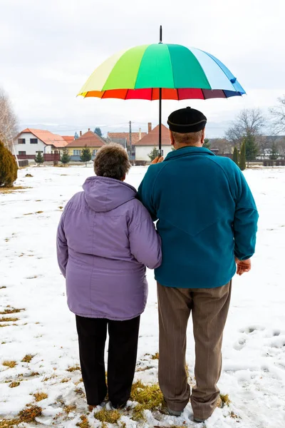 Caminando pareja de ancianos — Foto de Stock