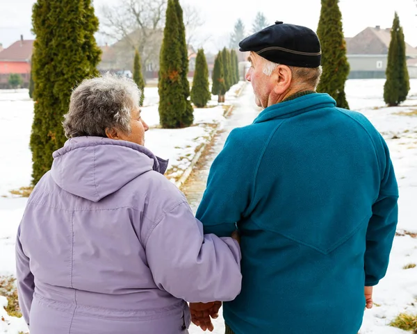 yaşlı çift yürüyüş 