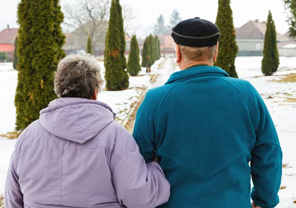 Caminando pareja de ancianos — Foto de Stock