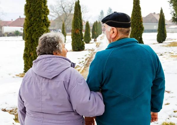 Walking elderly couple — Stock Photo, Image