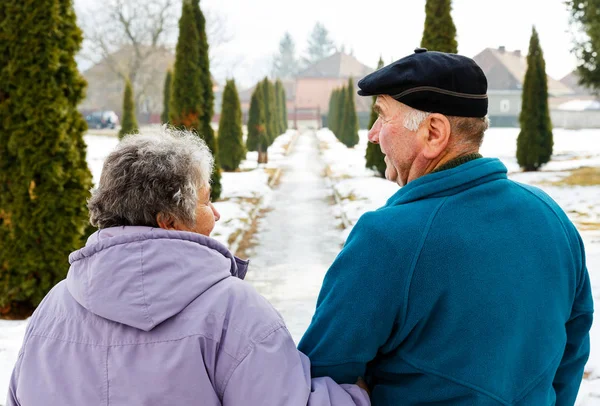 Wandelen van bejaarde echtpaar — Stockfoto