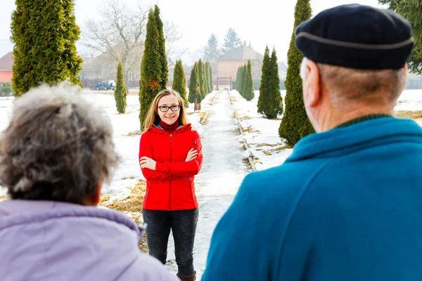 Yaşlı çift ve genç caregiver
