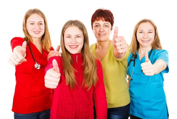 Glückliche Mutter mit Tochter und den jungen Ärztinnen — Stockfoto