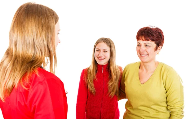 Sonriente madre con hija visita al joven médico — Foto de Stock