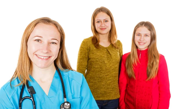 Femme souriante médecin et jeunes sœurs — Photo