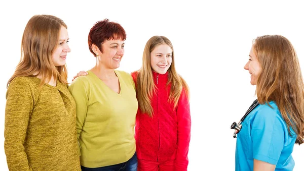 Madre feliz con hijas y médico joven — Foto de Stock