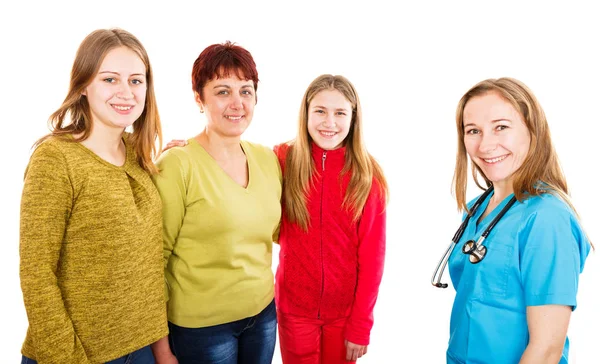 Gelukkig moeder met dochters en jonge arts — Stockfoto