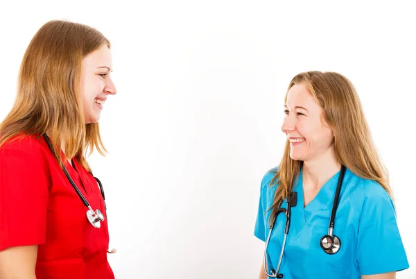Lachende jonge vrouwelijke artsen — Stockfoto