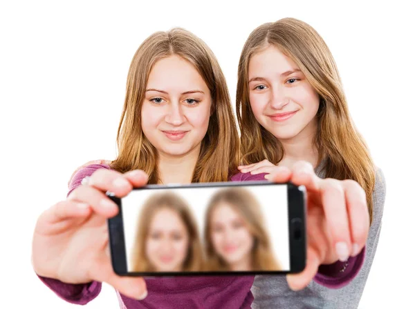 Sorridente giovani sorelle prendendo selfie — Foto Stock