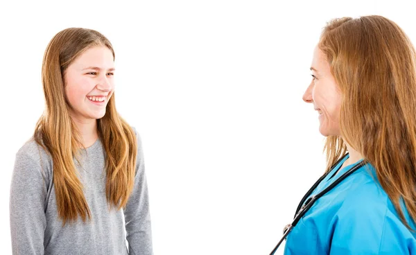 微笑的年轻女孩和儿科医生 — 图库照片