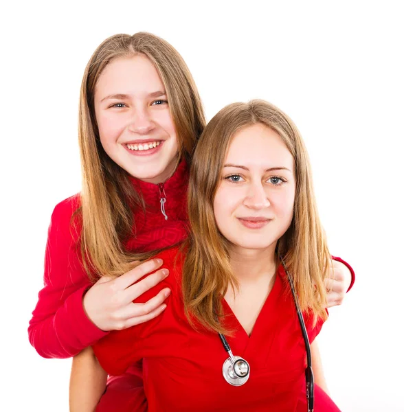 Jonge vrouwelijke arts en haar zus — Stockfoto