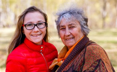 Kızıyla birlikte mutlu yaşlı kadın