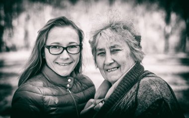 Kızıyla birlikte mutlu yaşlı kadın