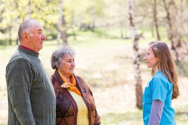 Yaşlı çift ve genç caregiver