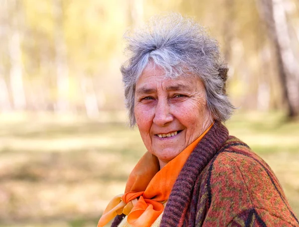 รูปภาพของผู้หญิงแก่ที่ยิ้ม — ภาพถ่ายสต็อก
