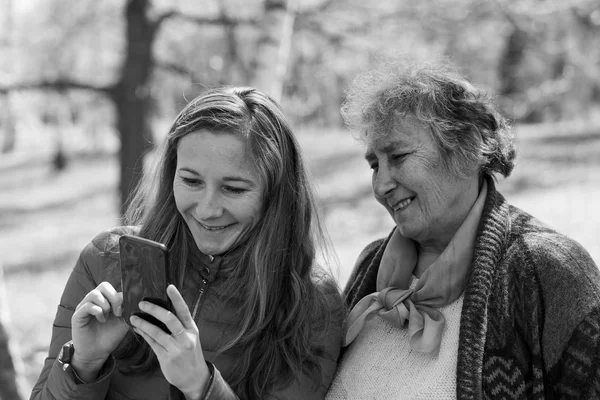 그녀의 딸과 함께 행복 한 노인 여성 — 스톡 사진