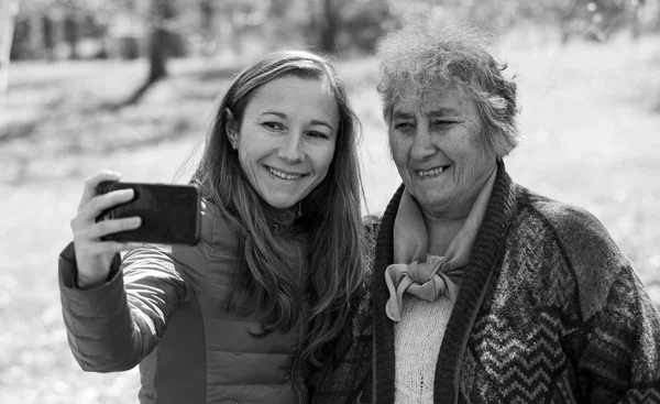 Mulher idosa feliz com sua filha — Fotografia de Stock