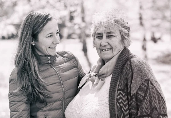 Счастливая пожилая женщина со своей дочерью — стоковое фото