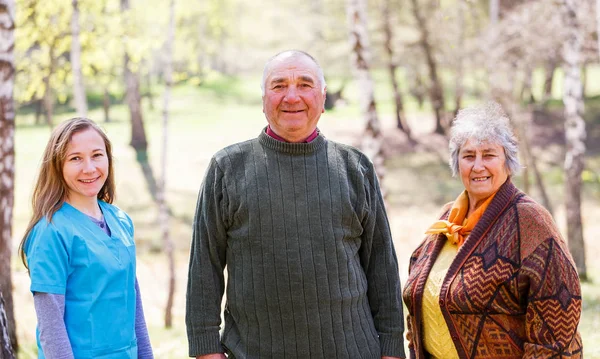 Yaşlı çift ve genç caregiver