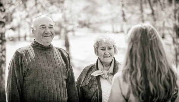 Äldre par och unga vårdare — Stockfoto
