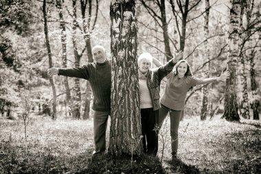 Yaşlı çift ve genç caregiver