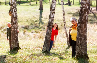 Yaşlı çift ve genç caregiver