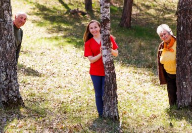 Yaşlı çift ve genç caregiver