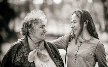 Kızıyla birlikte mutlu yaşlı kadın