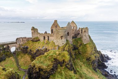 Kuzey İrlanda 'daki Dunluce Şatosu 