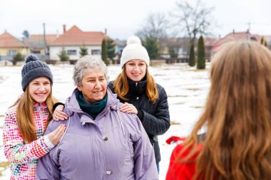 Yaşlı kadın ve granddaughters 