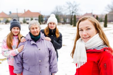 Yaşlı kadın ve granddaughters 
