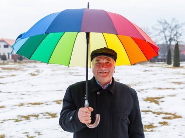 gülümseyen kıdemli adam