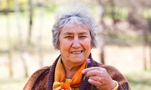 รูปภาพของผู้หญิงแก่ที่ยิ้ม — ภาพถ่ายสต็อก