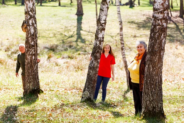 Yaşlı çift ve genç caregiver
