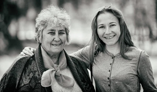 Heureuse femme âgée avec sa fille — Photo