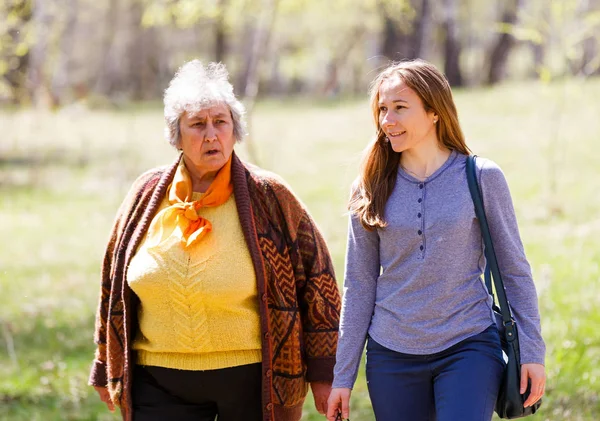 Elderly couple and young caregiver — Stock Photo, Image