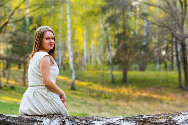 Schöne junge Frau — Stockfoto