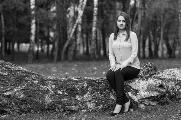 Schöne junge Dame in der Natur — Stockfoto