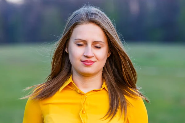 Schöne junge Frau — Stockfoto