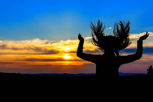 Giovane donna silhouette al tramonto — Foto Stock