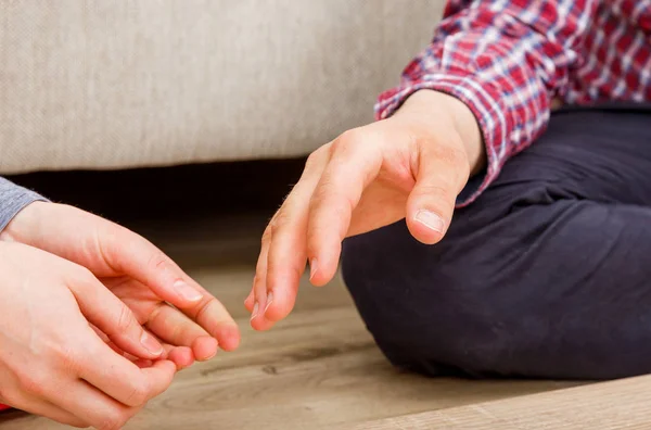 Unga kvinnan och mannen händerna — Stockfoto