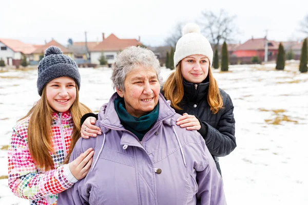 Mujer anciana y nietas — Foto de Stock