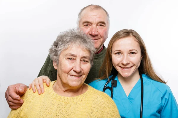 Verpleegster Bejaarde Echtpaar Nemen Een Selfie Het Naar Familieleden Sturen — Stockfoto