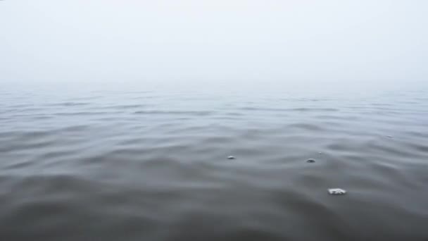 湖の神秘的な霧の中。夕暮れ — ストック動画