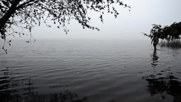 O homem desaparece na água — Vídeo de Stock