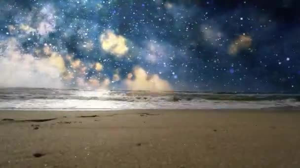 Пляж с морем и космосом на горизонте — стоковое видео