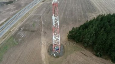 Hücre kule cep telefonu operatörü ve diğer verici sinyalleri yakın uçan