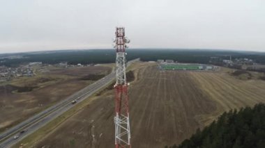 Hücre kule cep telefonu operatörü ve diğer verici sinyalleri yakın uçan